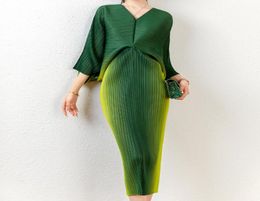 Robes décontractées miyake plissée robe femme39s 2022 fashion printemps vneck dolman manche gradient imprimé mi-longueur dressua7491279