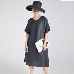 Robes décontractées Miyake jupe plissée été femmes col rond solide robe mi-longue ample et mince décontractée a-ligne de haute qualité