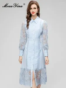 Robes décontractées Moaayina Automne Fashion Designer Light Blue Vintage Robe Femme Femme Bouton Rucked Lace Lace