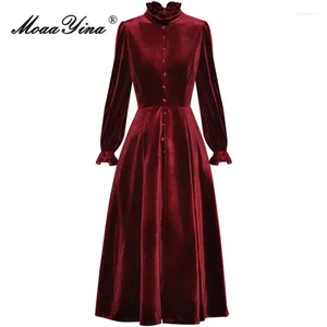 Robes décontractées Moaayina Automne Fashion Designer Vin Red Vintage Velvet Robe Femme Ruffles Collier Single Breasted High Taist Slim Long