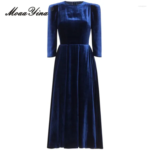 Vestidos informales MoaaYina Otoño Diseñador de moda Azul marino Vintage Vestido de terciopelo O Cuello de mujer Manga tres cuartos Cintura alta Slim Midi