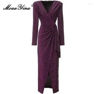 Casual jurken Moaayina Spring Fashion Designer Purple Vintage Party Dress Women V Neck Diamond High Taille Pakket Bil Slit Slim Long