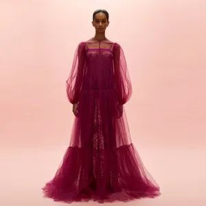 Robes décontractées modestes voir à travers une robe en tulle long bordeaux avec des manches bouffantes en dentelle