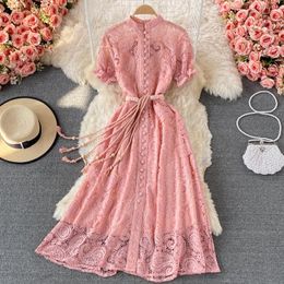 Casual jurken Neeple Vintage Court Style Hook Flower Hollow Robe Vrouw puff mouw kant -out knop Vestidos bandage taille jurk Womencasua