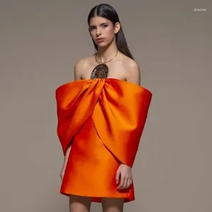 Robes décontractées Off Épaule Satin Robe Orange Femmes Vêtements Mini Soie Avec Bow Droite Bal Élégant Femme Vêtements Sur Mesure