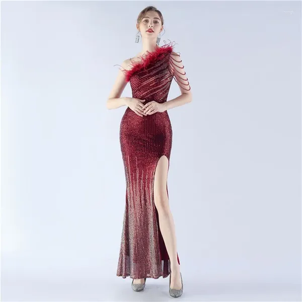 Robes décontractées une épaule sirène robe de soirée de soirée de couleur des femmes Perles de bal formel de bal formel maxi avec des plumes