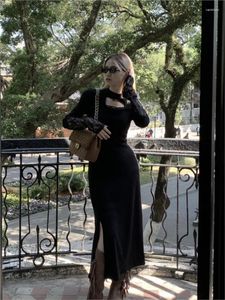 Robes décontractées Plus Taille Femme Noir Suspendu Cou Creux Dentelle Robe En Tricot Femmes Début Style Français Sexy Patch Design Slim Longue Jupe 2024