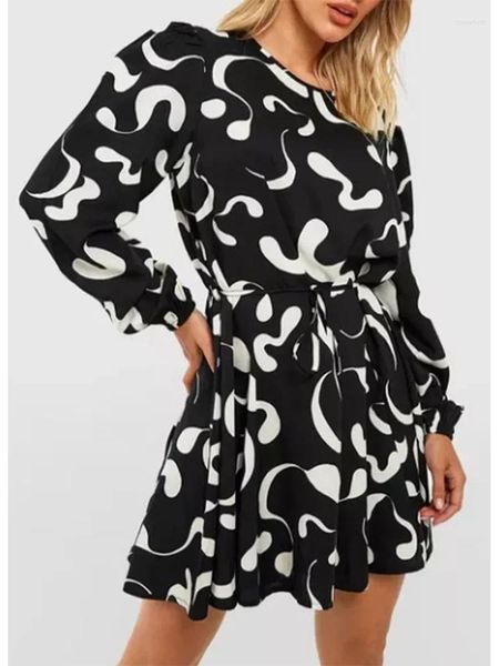 Robes décontractées Plus Taille Femme Noir et Blanc Abstract Midi Robe 2024 Mode À Manches Longues Minceur Tempérament Simple Jupe Courte