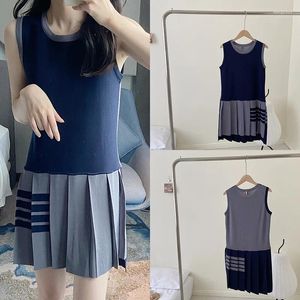 Casual jurken Preppy stijl Marineblauw Grijs Patchwork Design Mouwloos vest Geplooide jurk Lente Elegant Dames Gebreid O-hals Gestreept