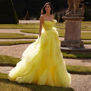 Robes décontractées Jolie jaune luxuriante tulle bal fête sans bretelles maille à volants longue occasion formelle 2023 robe de mariée de mariage personnalisé