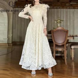 Casual jurken QHz Designer Fashion Vintage Lace Long Dress Dameshulzen uitgehold borduurveer Slim elegante witte maxi
