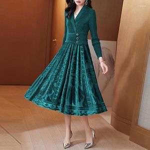 Vestidos casuales Qian Han Zi Diseñador Moda Vestido plisado para mujer Retro Terciopelo dorado Quemar flores Empalme Delgado Lujo