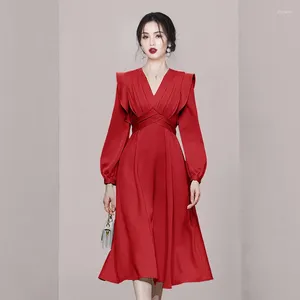 Robes décontractées Robe de fête en satin rouge pour femmes Long Lantern Sleeve Elegant V-colme High Waited A-Line Autumn Women's Vêtements Q402