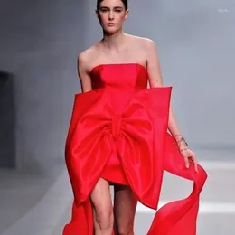 Robes décontractées robe de satin sans bretelles rouge avec grand arc mini femmes vêtements lisse soie fête femme toujours jolie été sur mesure