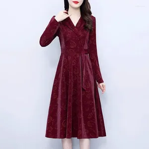 Robes décontractées Robe en velours rouge pour femmes automne et hiver 2024 Collier de costume à col en V mince surdimensionné Lady Blazer Formel Z3944