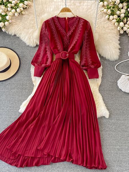 Robes décontractées Robe longue plissée brodée rouge/jaune/noir Vintage col en V manches lanterne taille haute drapée Maxi robes femme 2023