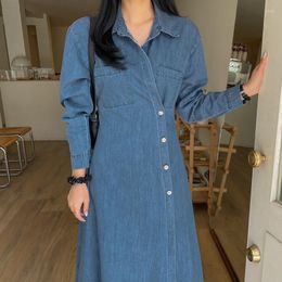 Robes décontractées Conception de bouton diagonale de revers minoritaire rétro avec ceinture pour montrer une robe de jean une couleur unie fine pour les femmes