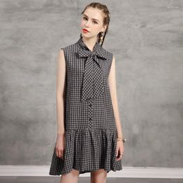 Vestidos casuales Retro Plaid Tie Falda suelta Verano Hombre pequeño Vestido de algodón y lino reductor de edad