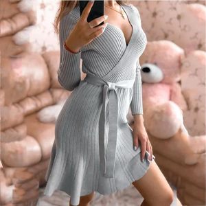 Vestidos casuales Ruffle Sash Suéter Vestido Gris Mujeres Prendas de punto Moda Temperamento Suéteres Oficina Damas Elegante Punto V Cuello