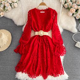 Vestidos informales de la pista Spring Red Water Soluble Mini Dress Luxury Vintage Women V Cuello Hook Flower Bordado Hollow Out Belt Belt Vestido 2024