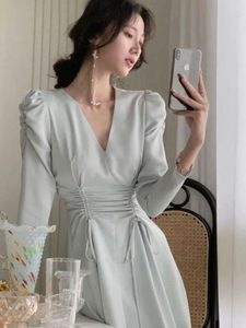 Robes décontractées Satin V-Neck Manches longues MIDI pour les femmes 2024 AUTUMNE ÉLÉGANT FOLK