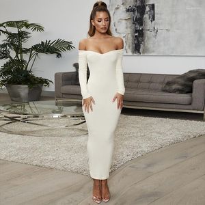 Casual jurken Sexi Dress 2023 Spring herfst sexy en modieuze Deep V-tas heup one-shoulder off-the-shoulder zelfs kleding vrouwen a620