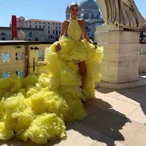 Robes décontractées Sexy dos nu jaune haut bas longue tulle femmes à la fête licou volants à plusieurs niveaux gonflés robes de bal 2024