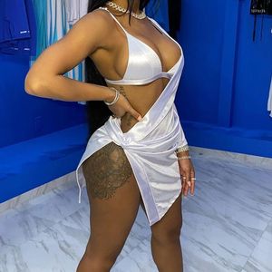 Robes décontractées Sexy Summer White Robe Femmes Two Piece Set Bra Club Party Irregular Split 2023 One Sheeve Shirt Fashion