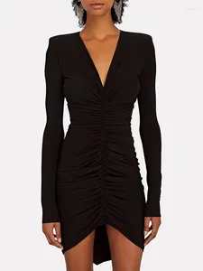 Robes décontractées Sexy col en V froissé mince tempérament des femmes élégant noir à manches longues paquet robe de hanche 2024 printemps