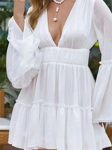 Robes décontractées Sexy Femmes Robe de vacances Élégant Blanc Col V profond Flare Manches Plis Mini Taille Haute Boho Beach Party Vêtements