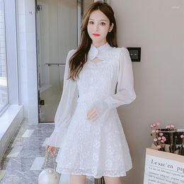 Robes Décontractées Court Mince Cheongsam Col Montant Creux Sexy Chic Dentelle Broderie Rétro Belle Qipao Trompette Manches Couture Robe Blanche