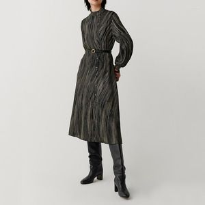 Robes décontractées Soie imprimée Polka Dot Jacquard élégant pour les femmes tempérament cent ceinture cravate taille longue jupe 2023 printemps