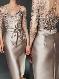 Robes décontractées Argent Champagne Mère de la Mariée Manches Trois Quarts Courte Longueur Au Genou Satin Dentelle Applique Formelle Robe D'invité 230221