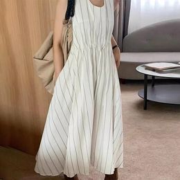Robes décontractées Design simple Robe blanche Été pour femmes Stripe U-Col Sans manches Boho Maxi Taille plissée Plage