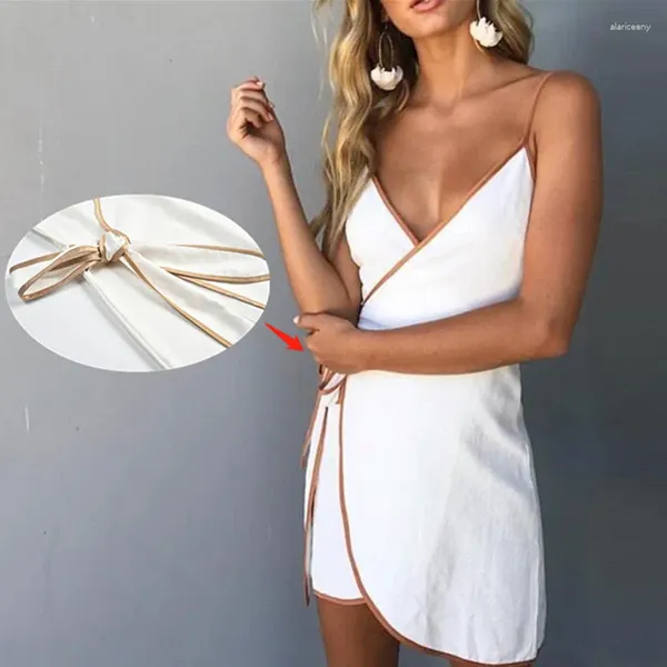 Robes décontractées SKMY Vêtements d'été pour femmes Col en V Contraste Spaghetti Strap Holiday Beach Tenues Cross Lace-Up Robe courte de couleur unie