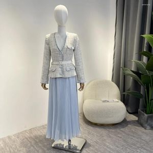 Robes décontractées robe mince pour les femmes conception de boutons de luxe légers faux vêtements élégants avec un réseau d'oiseau de ceinture petit parfum 2024