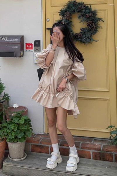 Vestidos casuales Corea del Sur Chic Diseño de verano Sentido Nicho Cuello redondo Manga de burbuja Tire con volantes Borde suelto Vestido corto