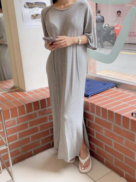 Vestidos casuales Corea del Sur INS Vestido sin espalda simple Mujeres sueltas Camiseta de hendidura delgada Falda acanalada Verano sobre la rodilla Marea larga