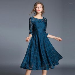 Robes décontractées printemps et automne robe de couleur unie pour femmes avec col rond manches 3/4 coupe ajustée longueur moyenne dentelle grande balançoire mi-jupe