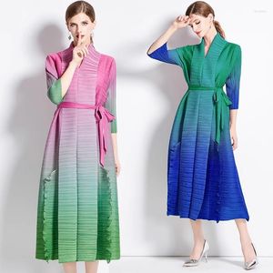 Vestidos casuales Diseño de otoño primavera Miyake plisado para mujeres Vintage de gradiente de gradiente Cinturón A-Line Midi Dress Damas Party Clothing