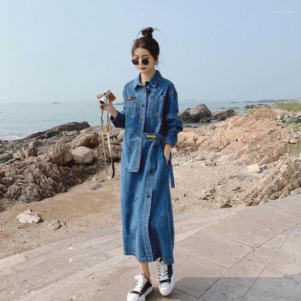 Robes décontractées Printemps Automne Femmes Longueur Denim Robe Hong Kong Rétro Style De Mode Simple Boutonnage Personnalité Veste Bleue