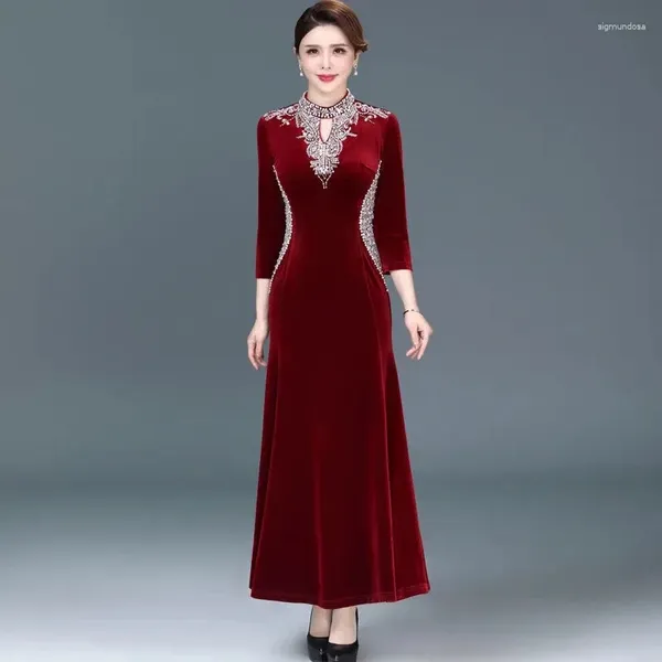 Robes décontractées d'automne printemps haut de gamme industrie lourde diamant en orvelue en orvette cheongsam maman mère longue fête élégante