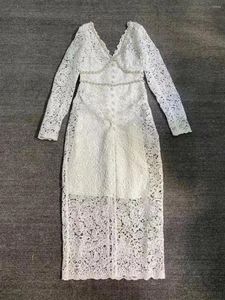 Casual jurken lente zomer 2024 witte vintage sierlijke haak bloem holle parel kanten borduurwerk met lange mouwen midi -jurk voor vrouw