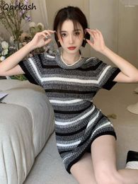Robes décontractées à rayures en tricoté mini robe femme à manches courtes Viens d'été élégant gaine mince sexy esthétique lambrisse coréenne style coréen