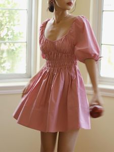 Robes décontractées style manches bulle avec ceinture pour un look amincissant col carré plissé et robe rose douce