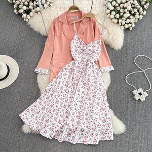 Robes décontractées Été Français Doux Fée Floral Robe à bretelles 2 pièces Mi-longueur Veste de costume ample Sexy Taille Slim Haut de gamme