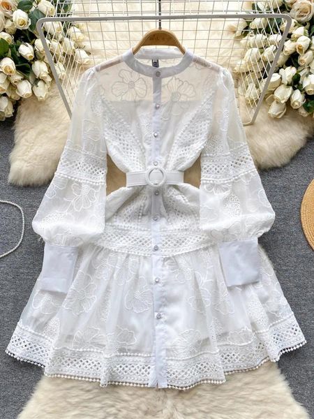 Vestidos casuales Vestido corto blanco de verano para mujeres elegante costura de encaje ahueca hacia fuera manga larga vintage mini vestidos con cinturón