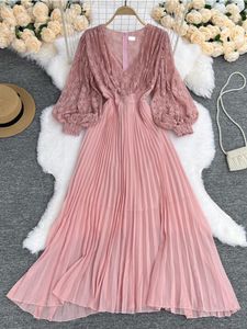 Robes décontractées Robe d'été pour femmes Mode Tempérament Jupe en dentelle Lanterne Manches Col V Taille Slim Mousseline de soie plissée Longue Fée
