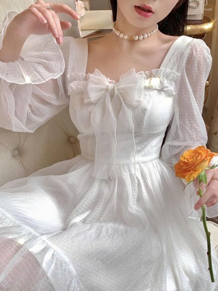 Vestidos casuales Falda de hada dulce Vestido blanco Kawaii Mujeres Estilo de gasa Manga larga Mini Bata con lazo Volantes Patchwork Cuello cuadrado