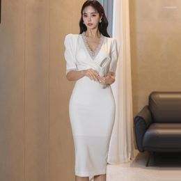 Robes décontractées The Glory White Robe de femme professionnelle Version coréenne Celebrity Tempérament Dentelle Col V Slim Wrap Fesse OL
